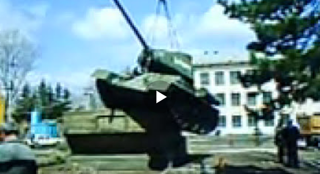 Установка памятника Т-34